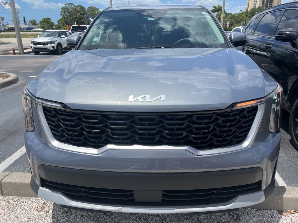 Certified 2025 Kia Sorento LX FWD image 2