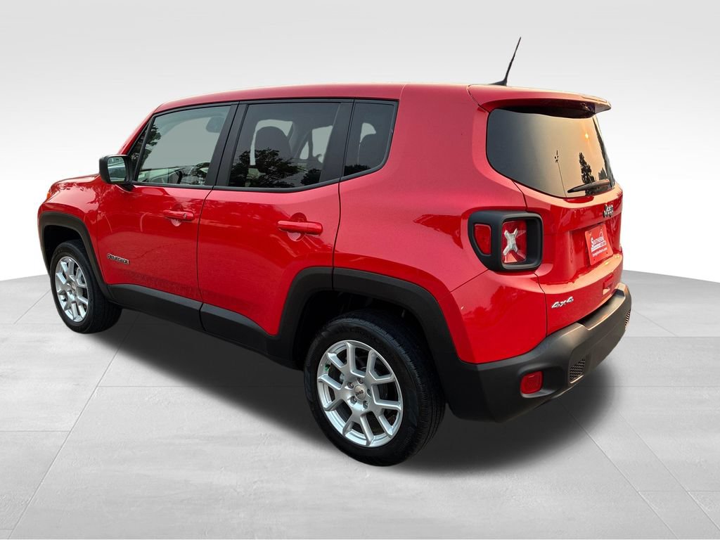 Used 2023 Jeep Renegade Latitude AWD/4WD image 3