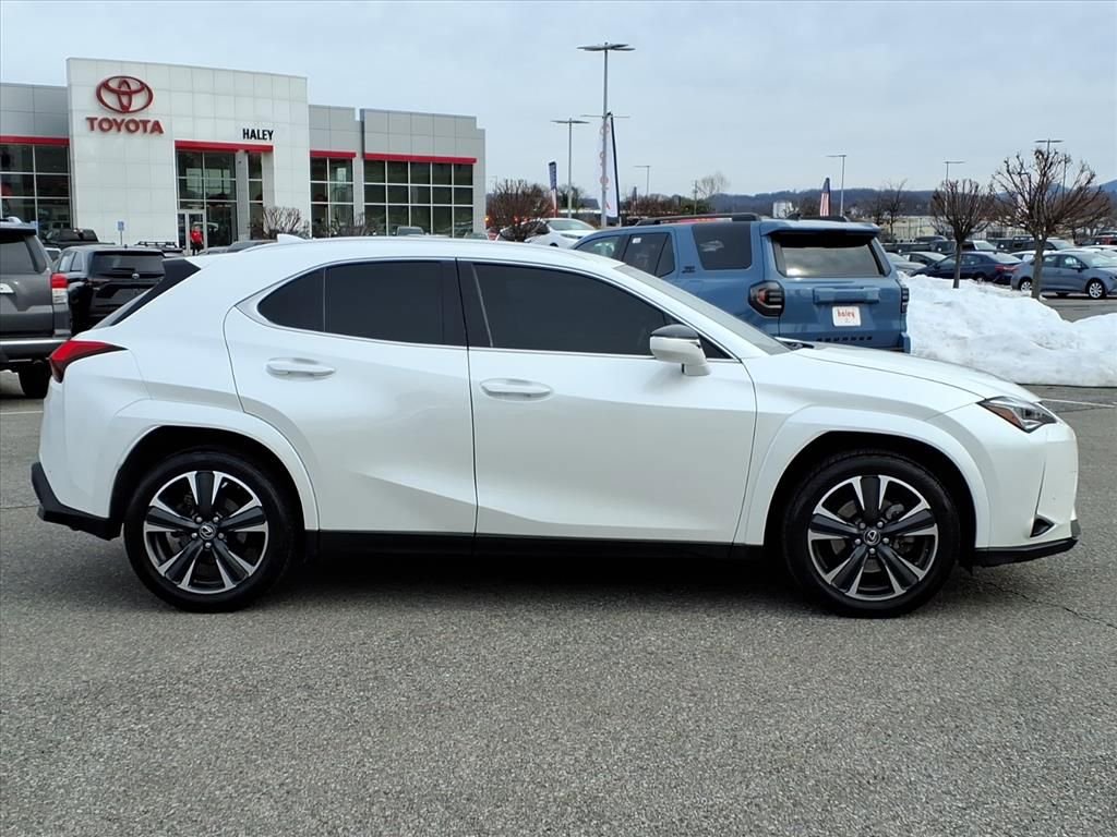 Used 2022 Lexus UX 200 w/ Premium Package image 3