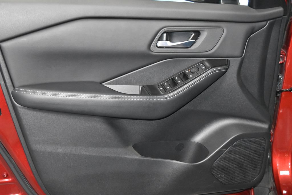 Used 2025 Nissan Rogue SV image 4