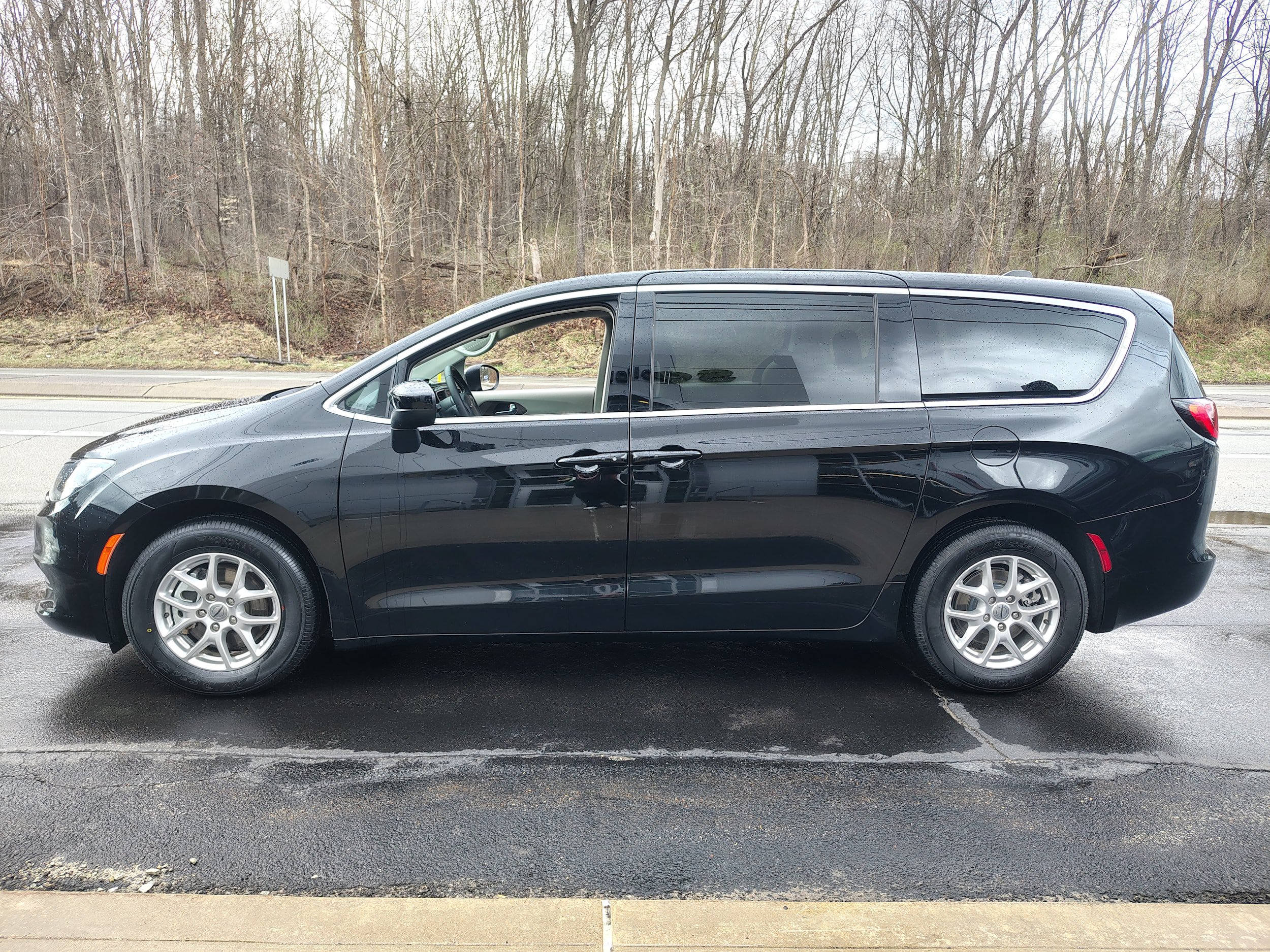 Certified 2024 Chrysler Voyager LX FWD image 6