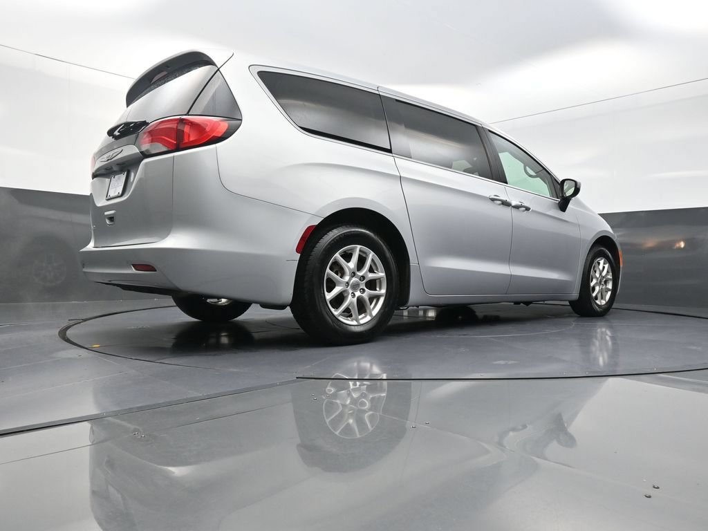 Used 2022 Chrysler Voyager LX FWD image 29