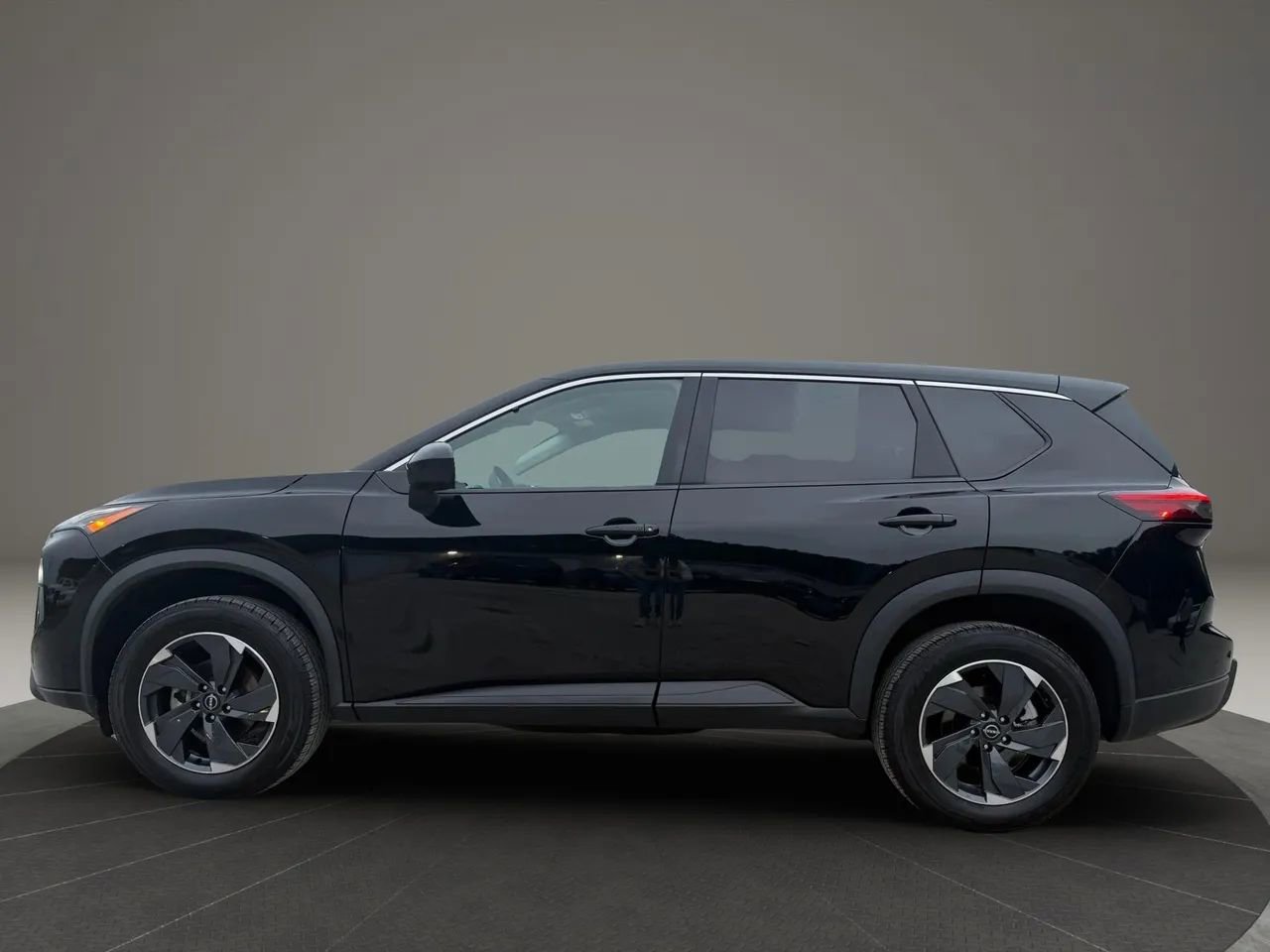Used 2024 Nissan Rogue SV AWD/4WD image 2