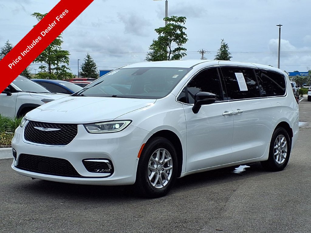 Used 2026 Chrysler Pacifica Select FWD image 4