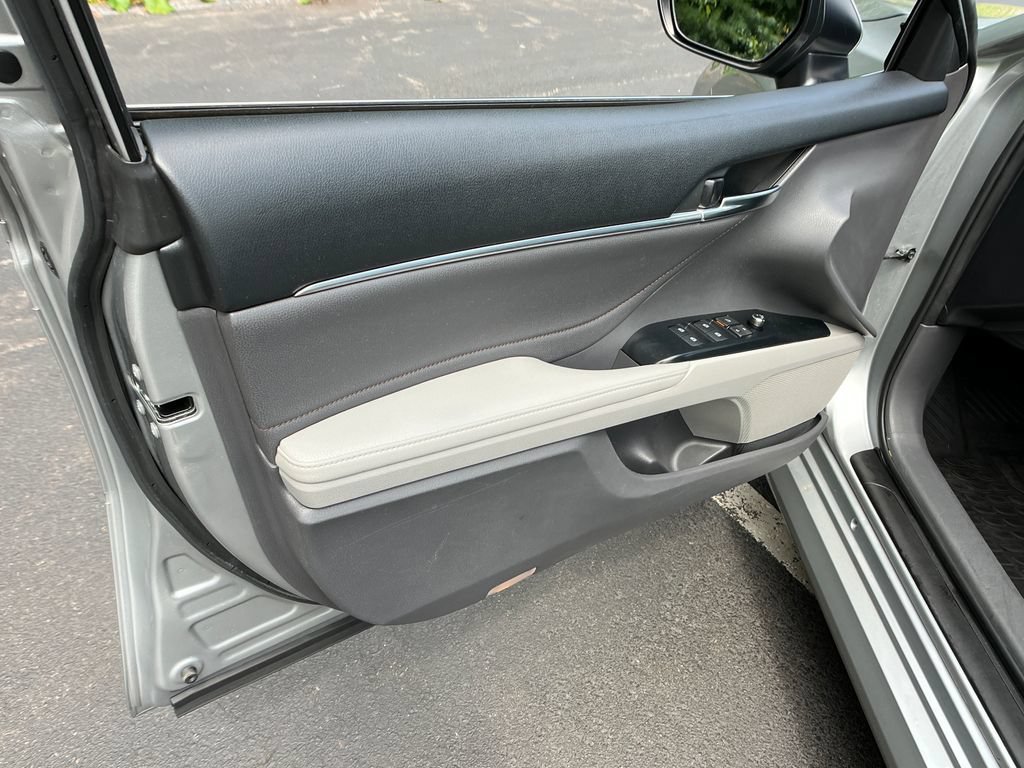 Used 2018 Toyota Camry XLE FWD image 10