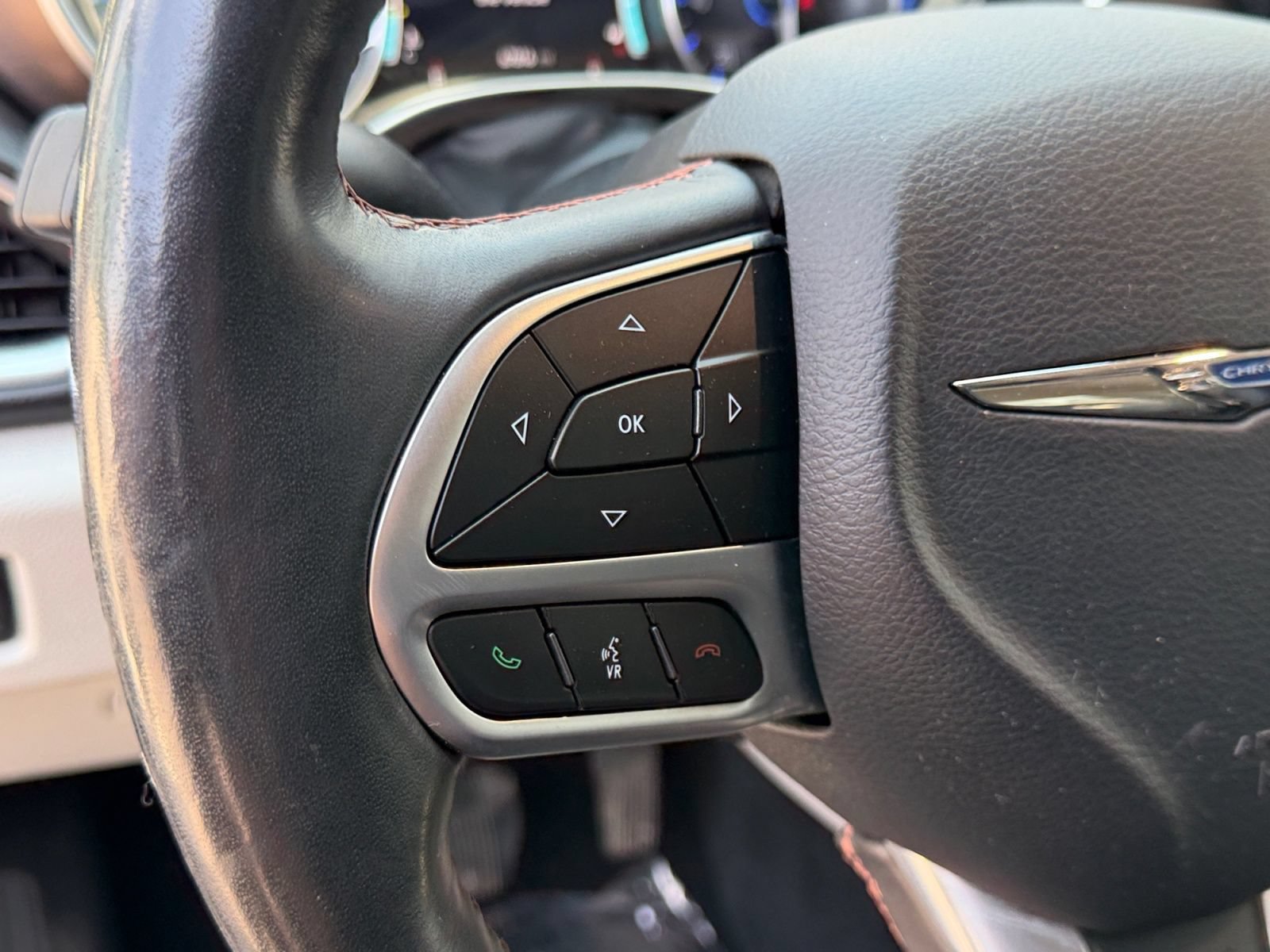 Used 2017 Chrysler Pacifica Touring-L Plus FWD image 28
