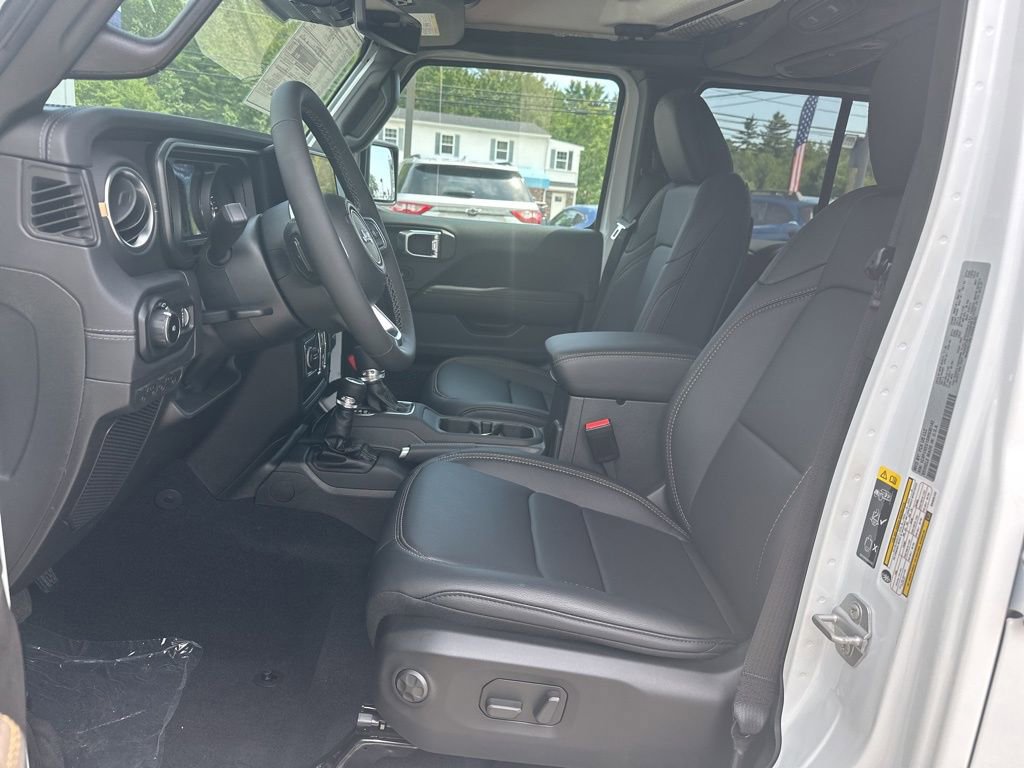 New 2025 Jeep Wrangler Sahara image 10