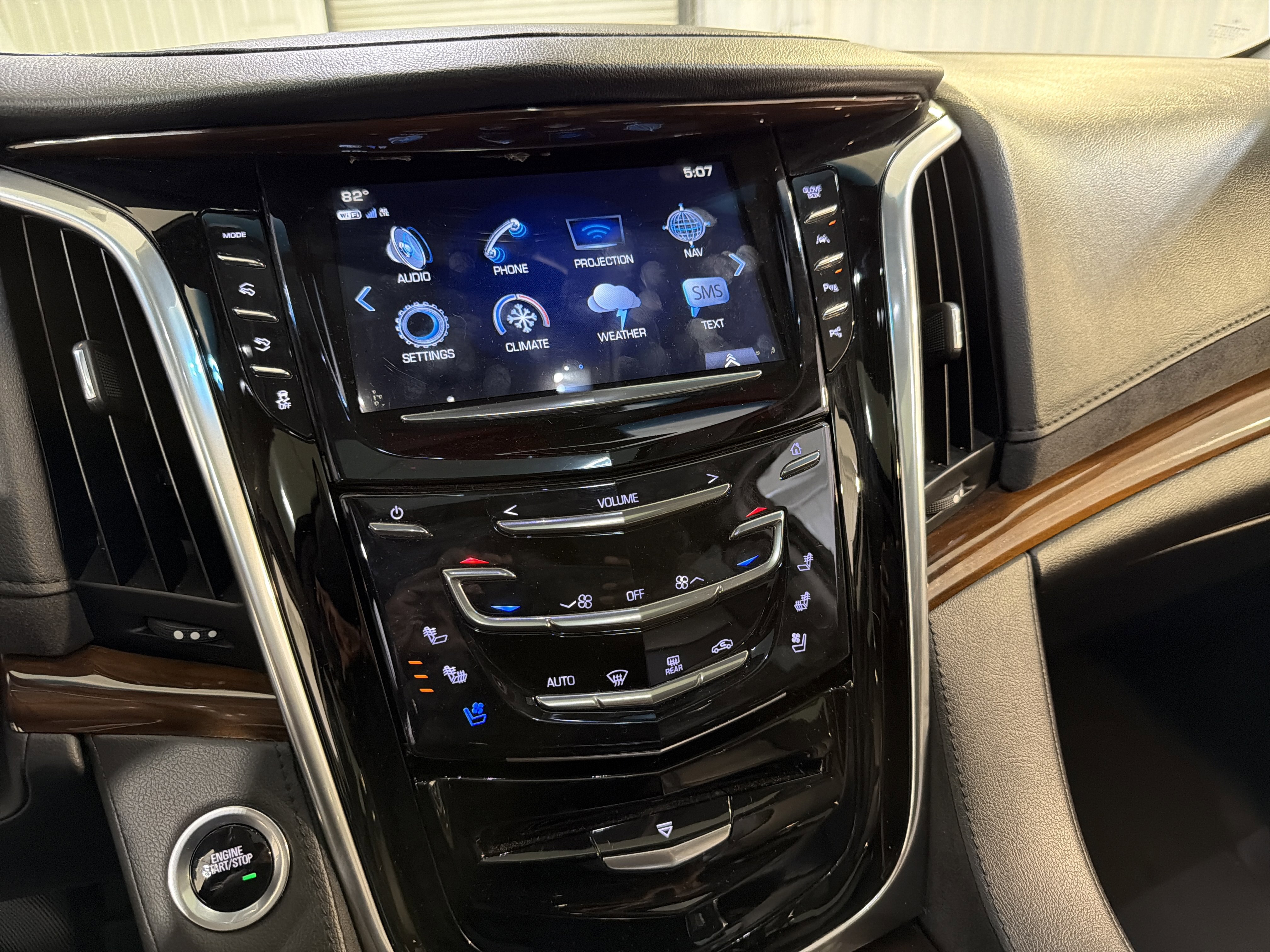 Used 2020 Cadillac Escalade ESV Luxury AWD/4WD image 19