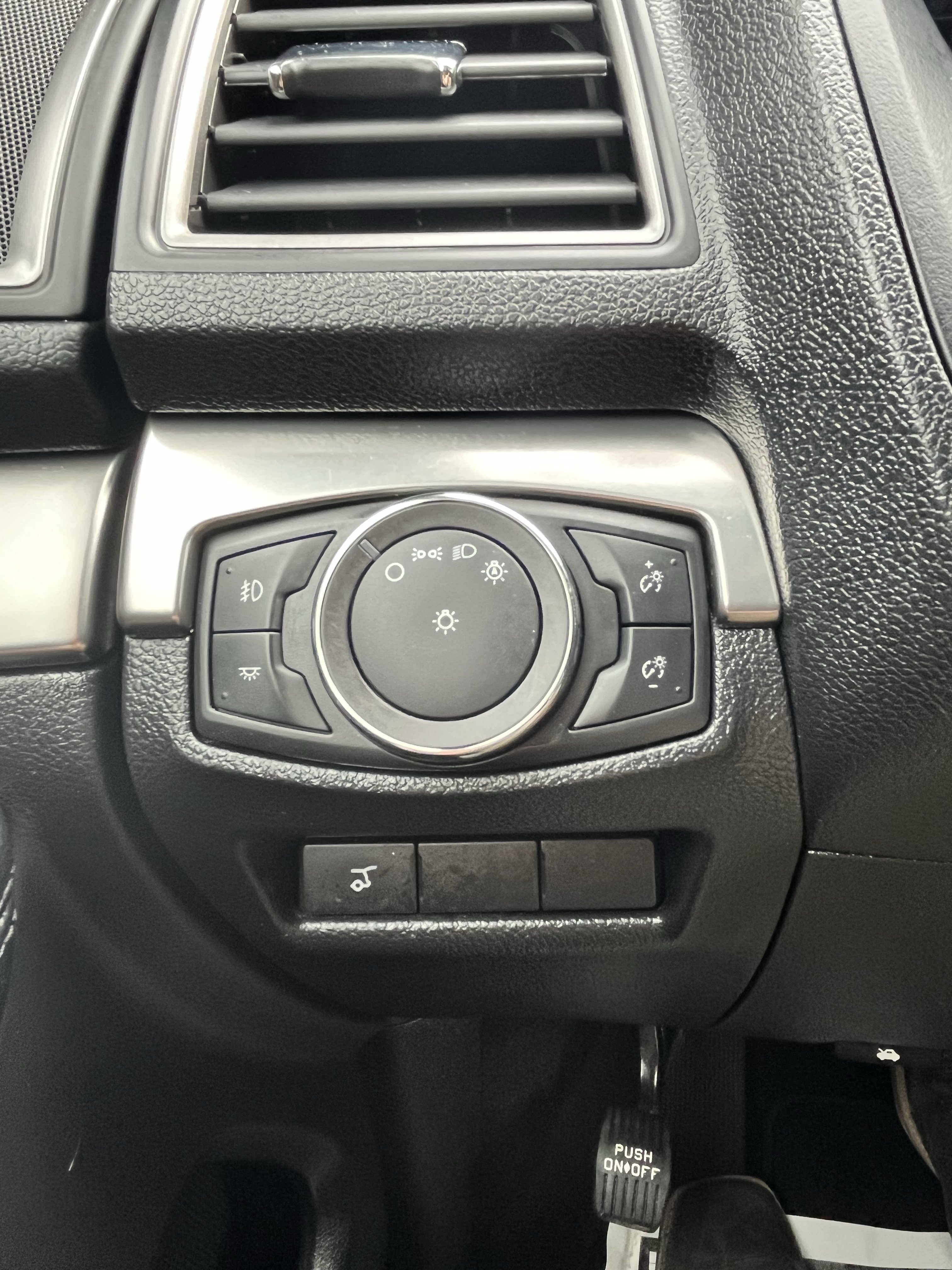 Used 2018 Ford Explorer XLT w/ Equipment Group 201A AWD/4WD image 28