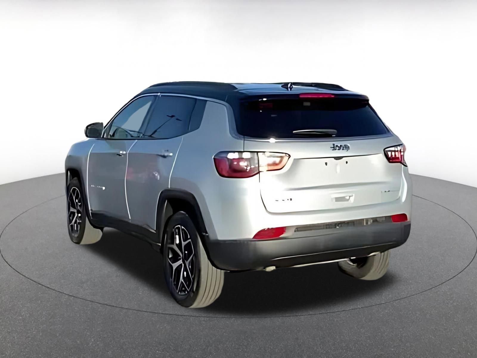 Used 2025 Jeep Compass Limited image 12