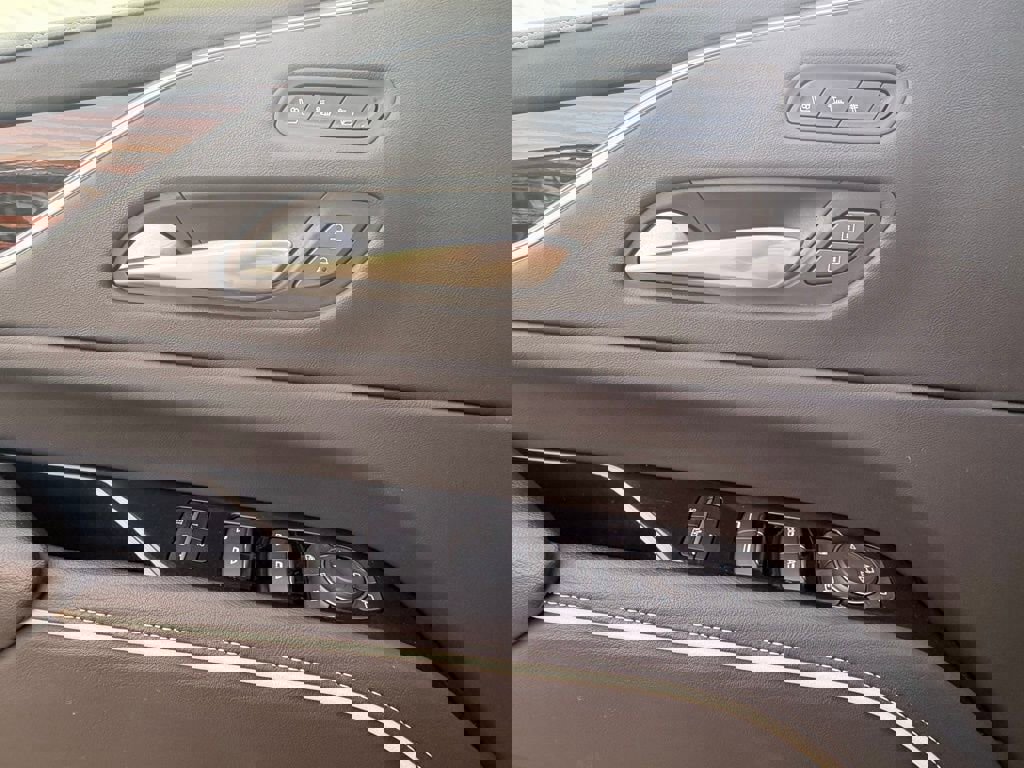 Used 2023 Cadillac Escalade Premium Luxury image 21