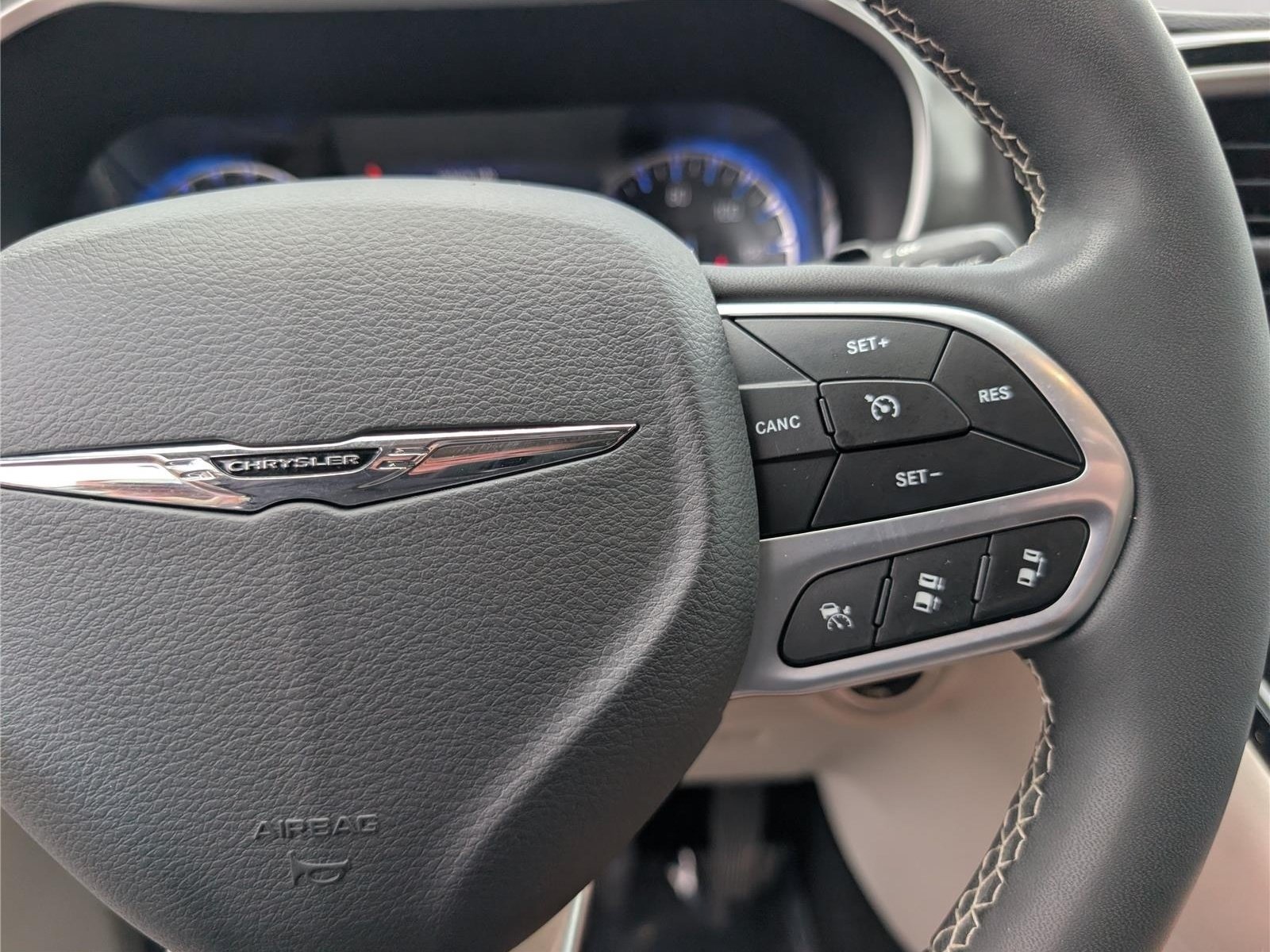 Used 2023 Chrysler Pacifica Touring-L FWD image 24
