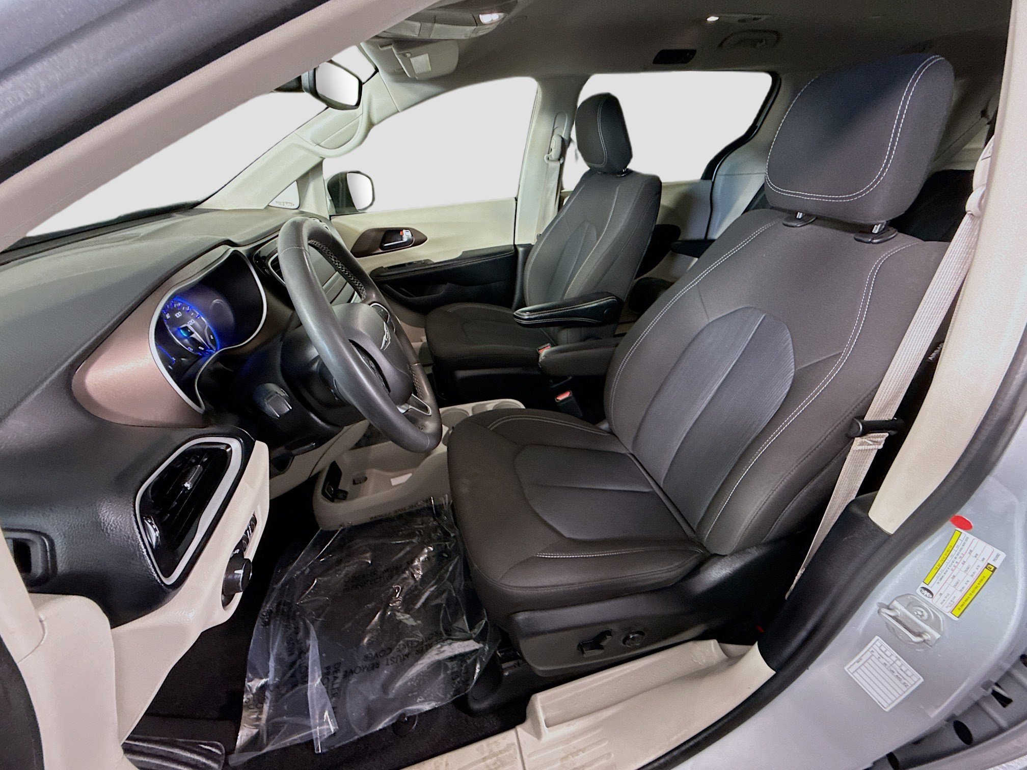 Used 2023 Chrysler Voyager LX FWD image 22