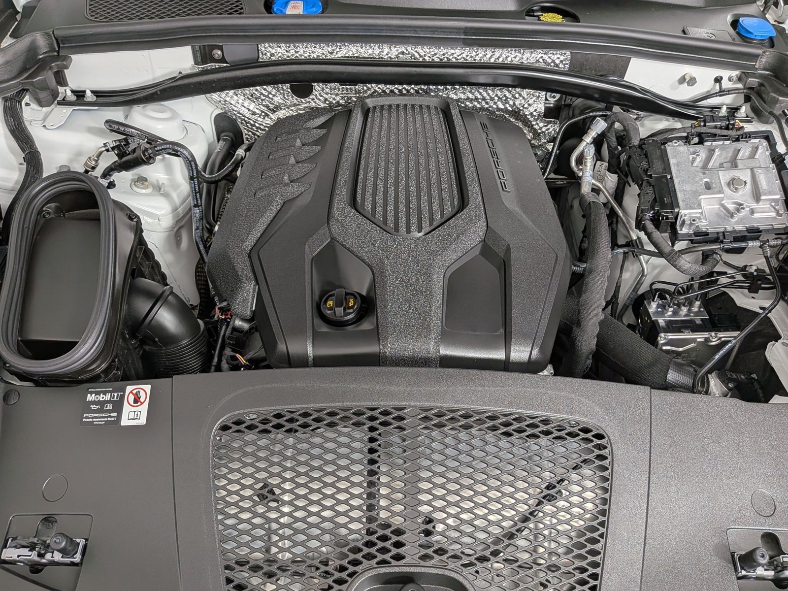 Certified 2025 Porsche Macan Turbo AWD/4WD image 26