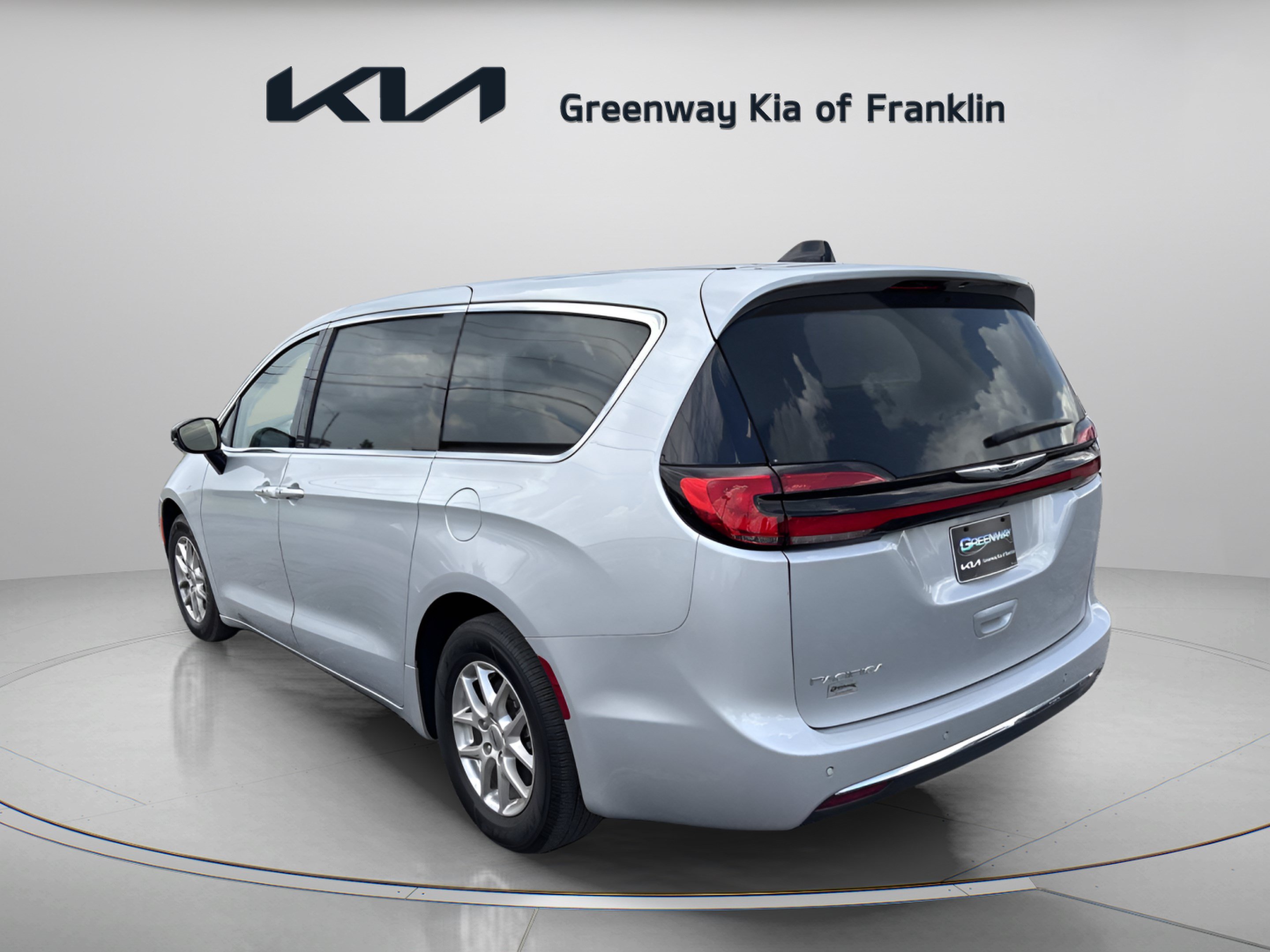 Used 2024 Chrysler Pacifica Touring-L FWD image 5