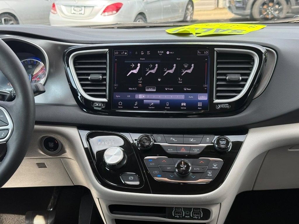 Certified 2024 Chrysler Pacifica Touring-L FWD image 10
