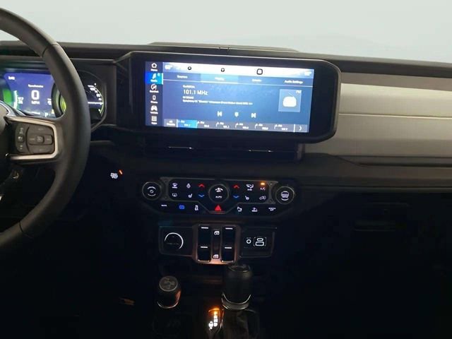 Used 2025 Jeep Wrangler Unlimited Sahara w/ Safety Group image 23