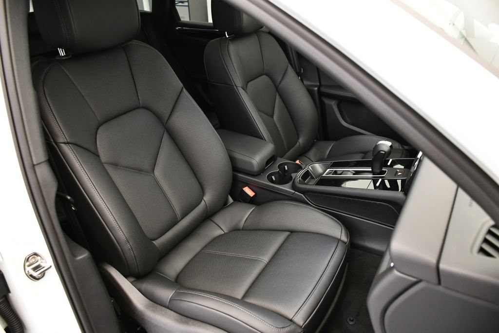 Certified 2026 Porsche Macan AWD/4WD image 51