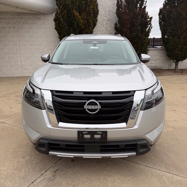 Used 2025 Nissan Pathfinder SL AWD/4WD image 2