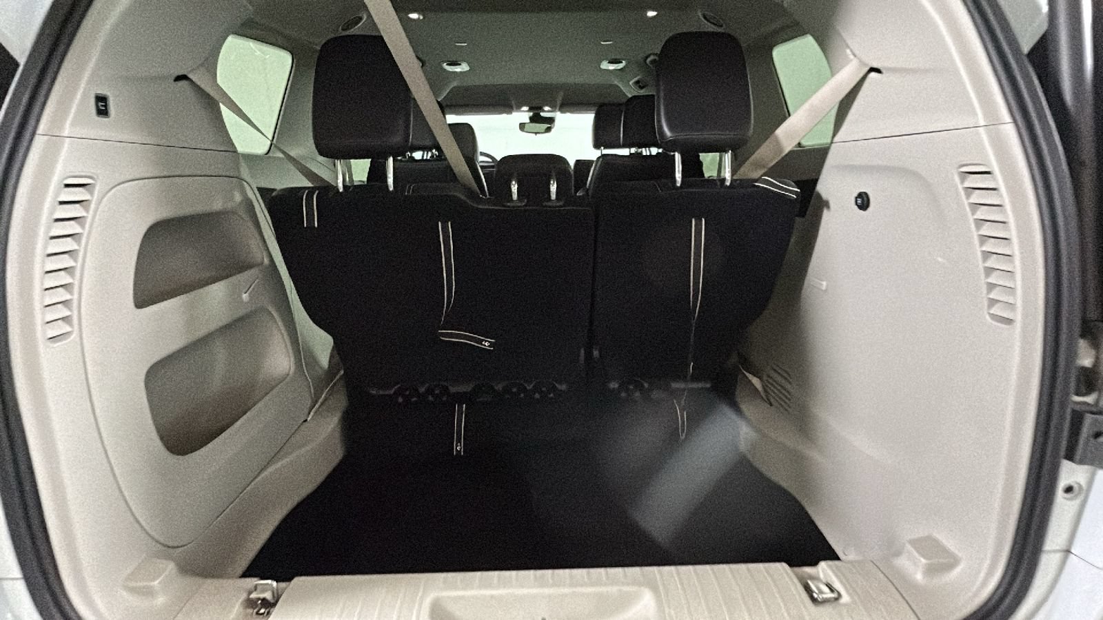 Used 2024 Chrysler Pacifica Touring-L FWD image 31