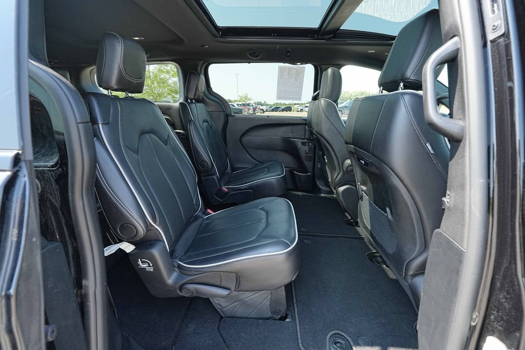 Used 2025 Chrysler Pacifica Limited FWD image 23