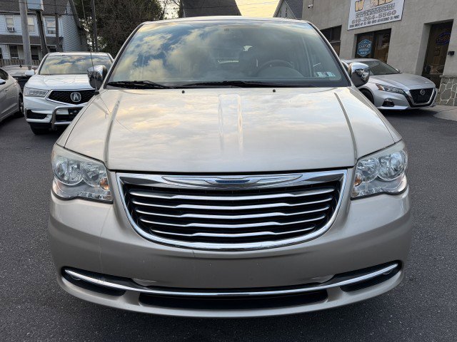 Used 2012 Chrysler Town & Country Touring-L w/ Entertainment Group #2 FWD image 33