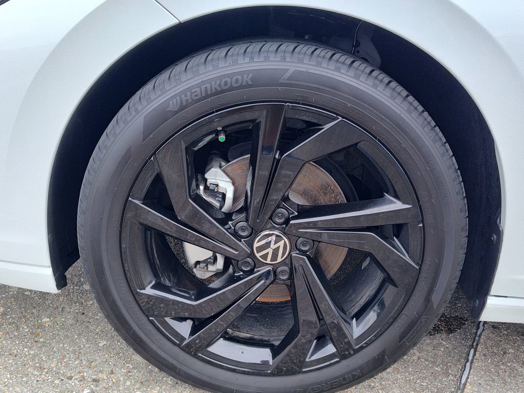 Used 2025 Volkswagen Jetta SE w/ Black Wheel Package image 16