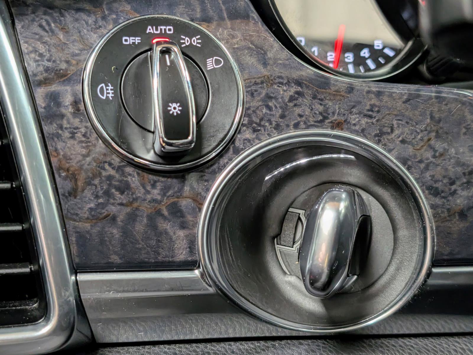 Used 2014 Porsche Panamera 4 image 33