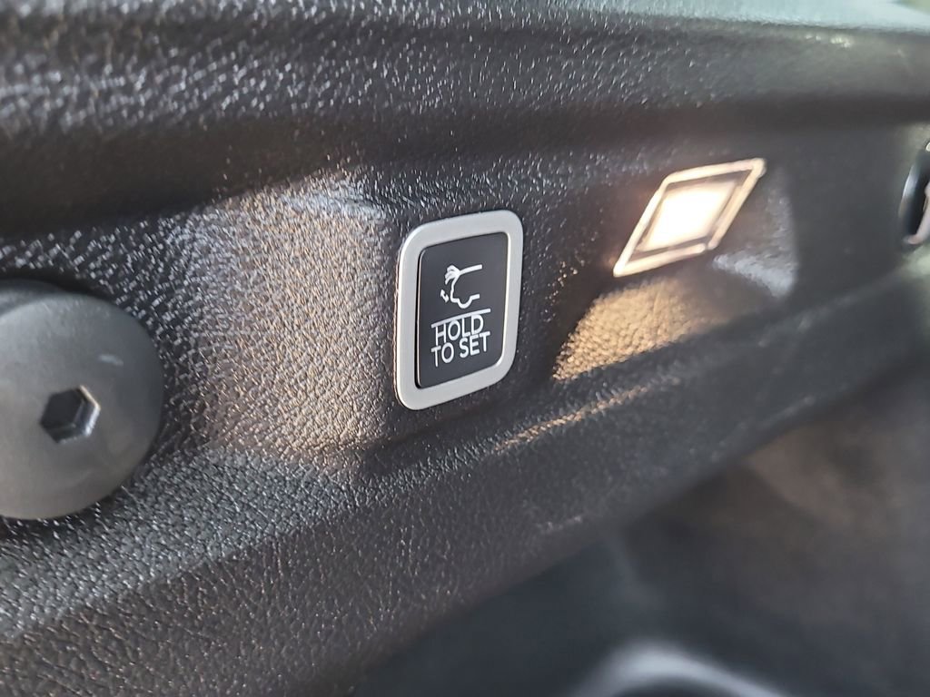 Used 2024 Jeep Grand Cherokee L Laredo RWD image 8