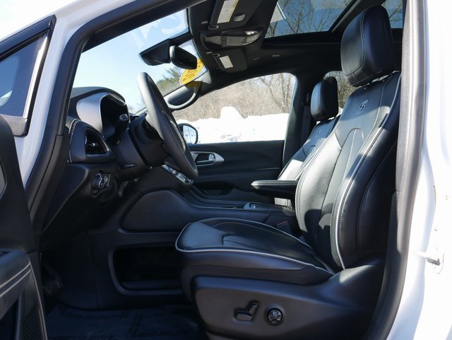 Used 2023 Chrysler Pacifica Limited w/ S Appearance Package image 13