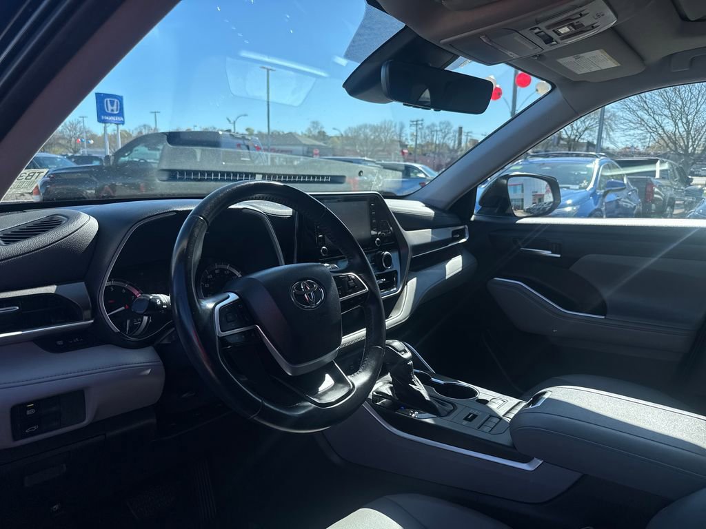 Used 2022 Toyota Highlander XLE AWD/4WD image 15