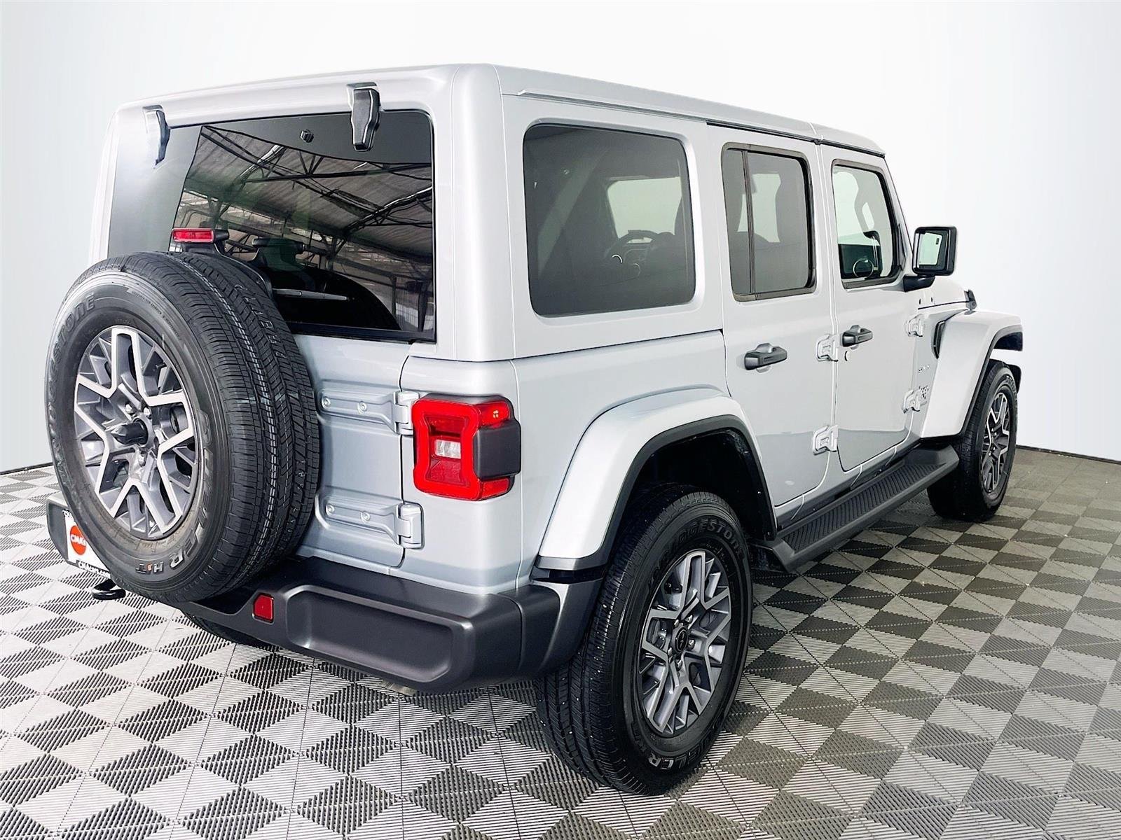 Used 2024 Jeep Wrangler Unlimited Sahara w/ Technology Group AWD/4WD image 9