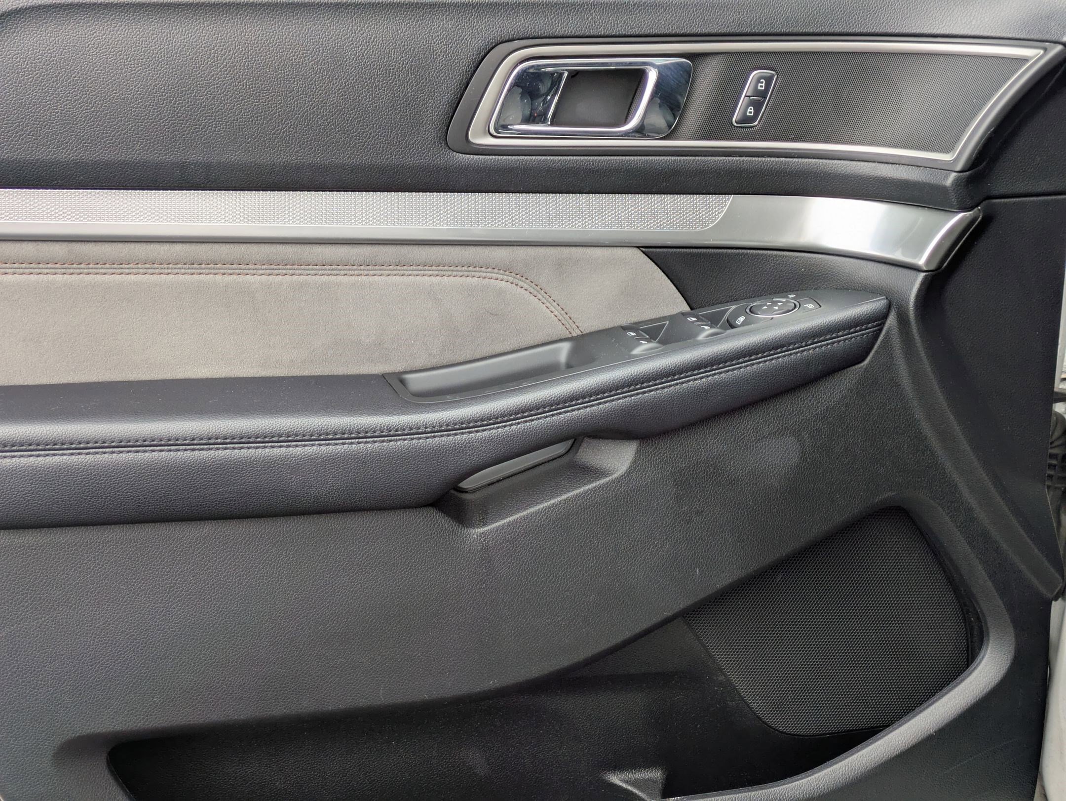 Used 2017 Ford Explorer XLT w/ Equipment Group 202A image 9