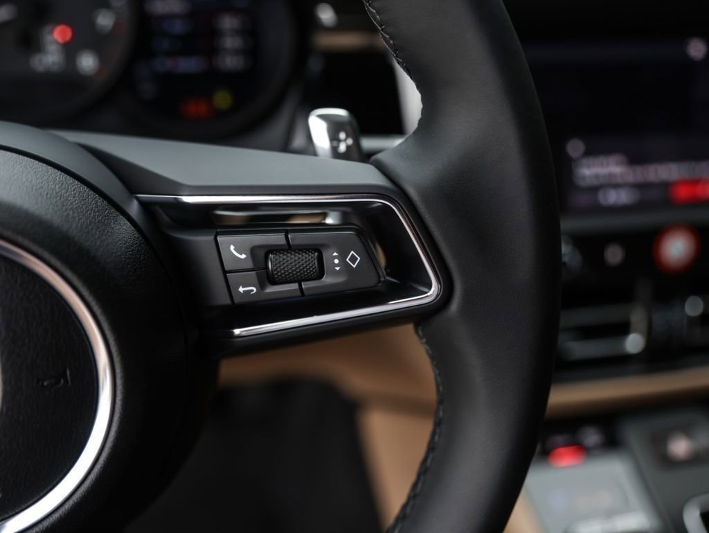 Certified 2025 Porsche Macan image 18