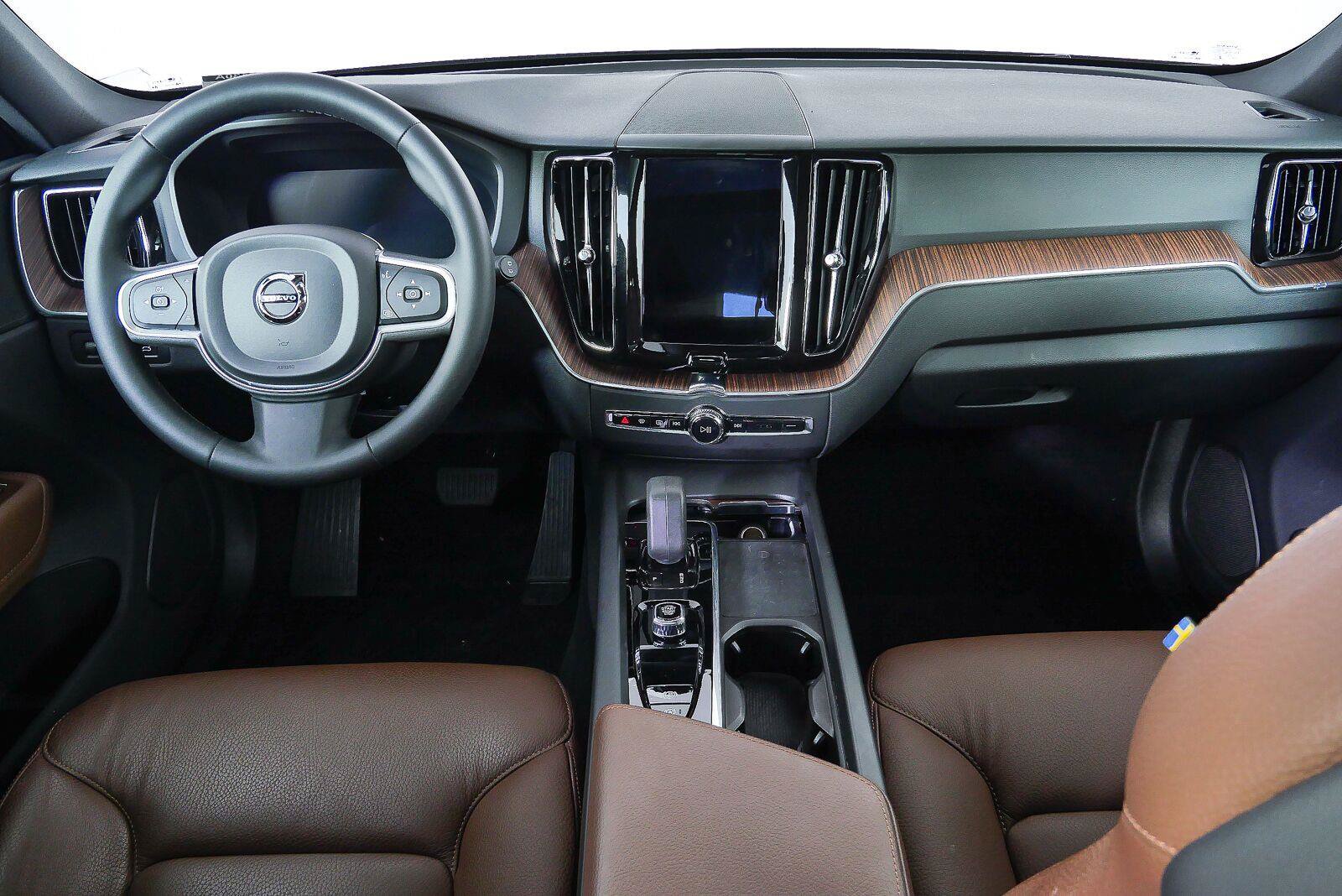 Used 2022 Volvo XC60 B5 Momentum w/ Advanced Package FWD image 15