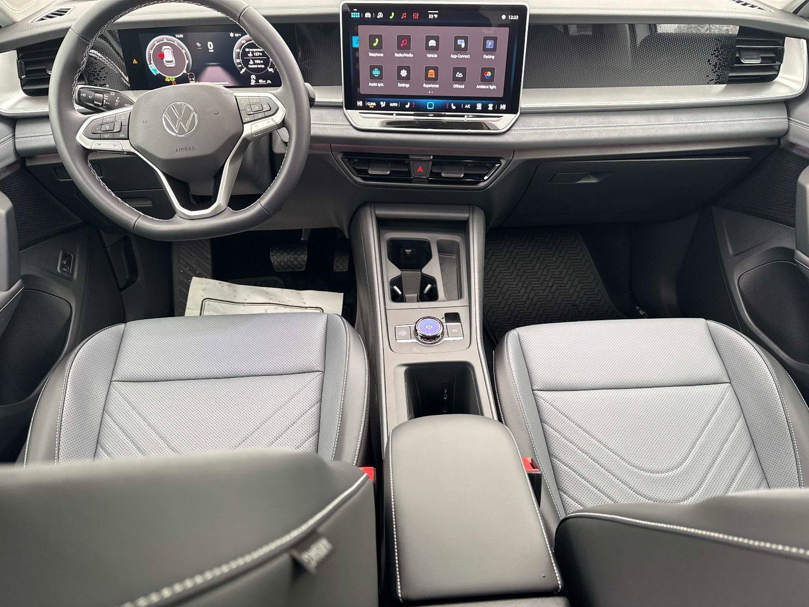 New 2026 Volkswagen Tiguan SE image 17