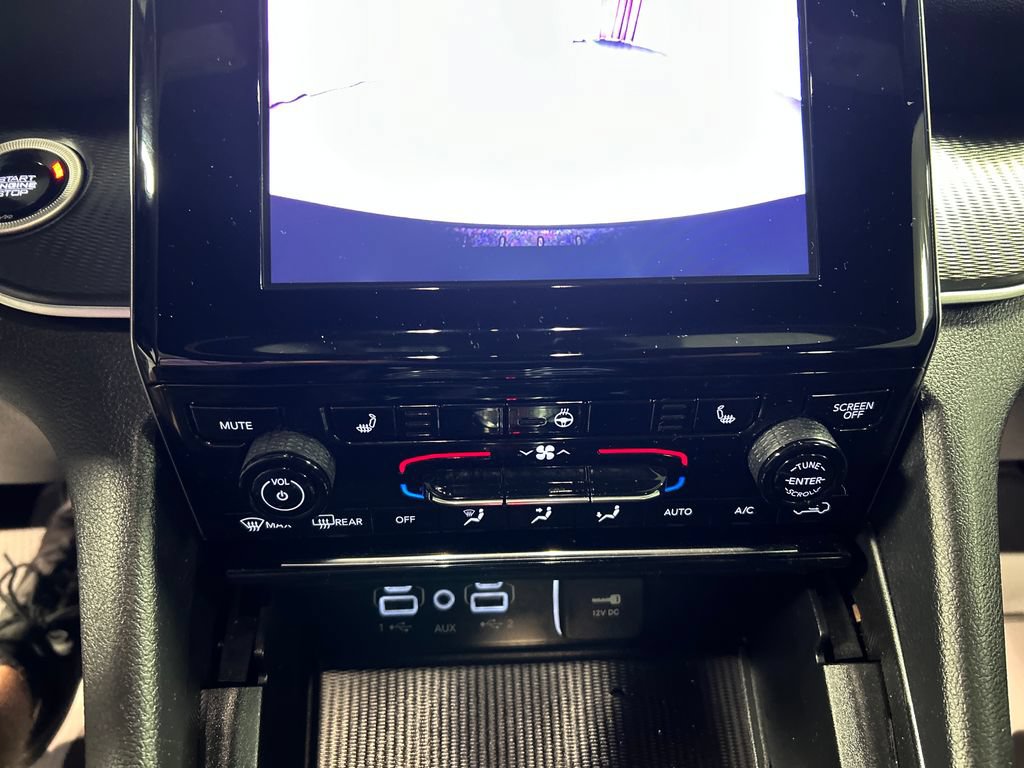 Used 2025 Jeep Grand Cherokee Laredo w/ Luxury Tech Group I AWD/4WD image 19