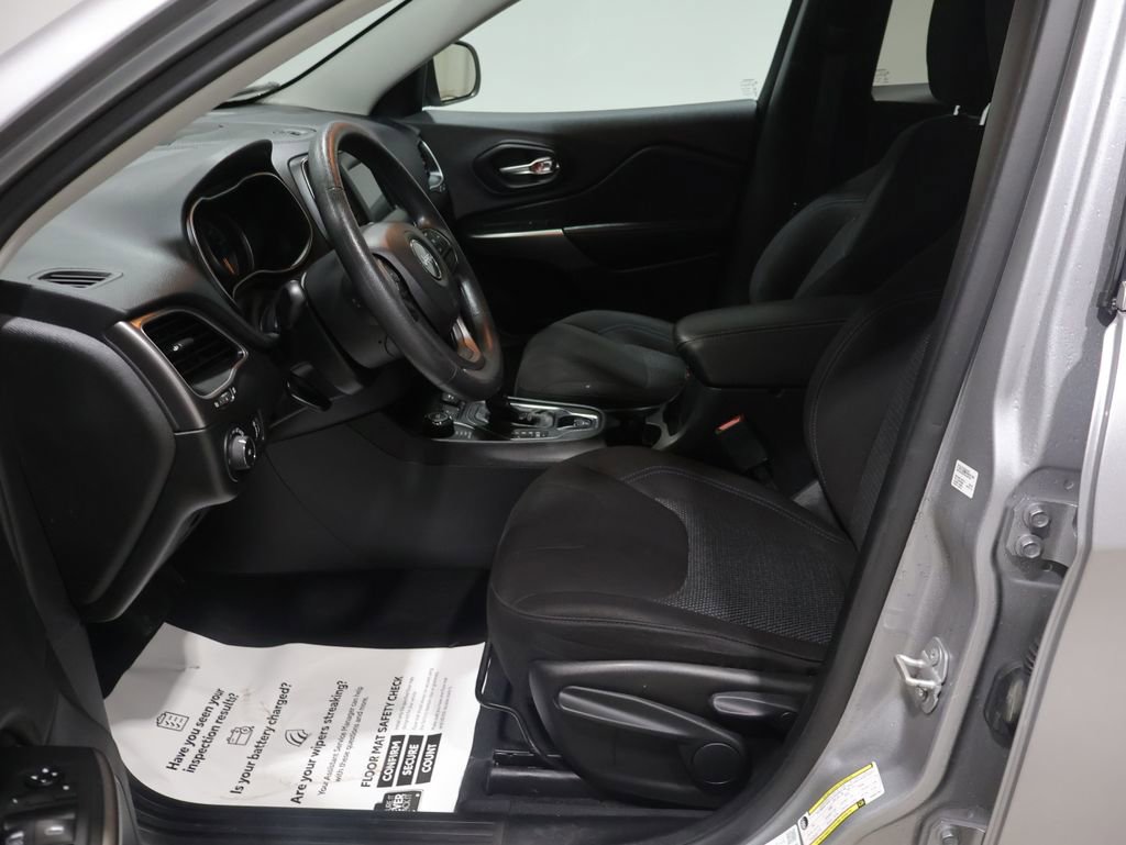 Used 2019 Jeep Cherokee Latitude w/ Popular Appearance Group image 10