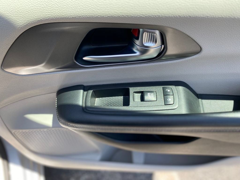 Used 2023 Chrysler Pacifica Touring-L FWD image 10