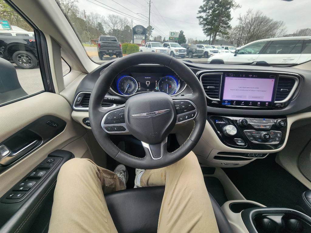 Used 2023 Chrysler Pacifica Touring-L image 17