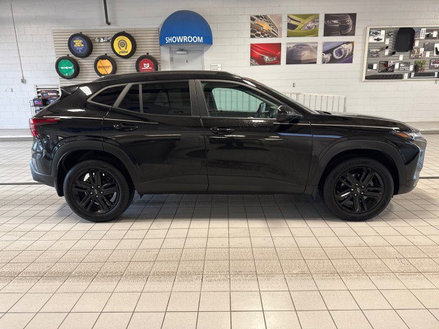 Used 2025 Chevrolet Trax ACTIV w/ Driver Confidence Package image 2