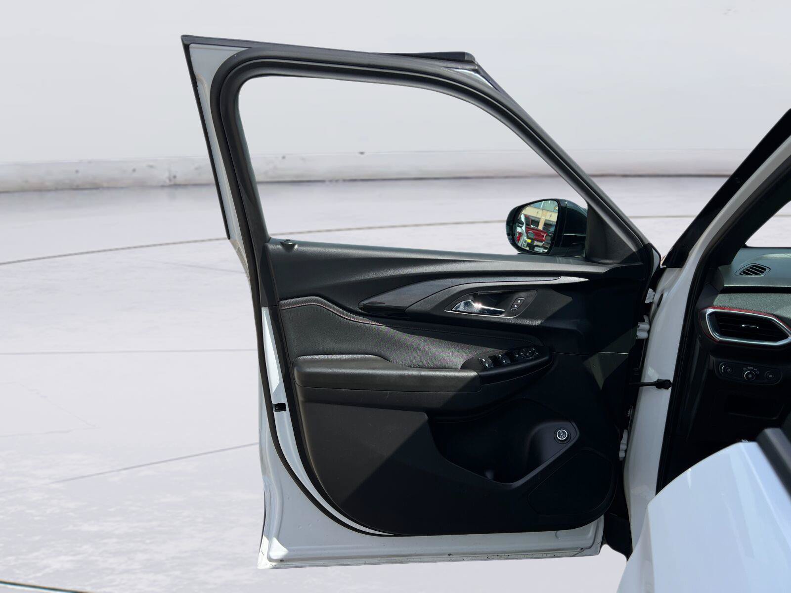 Used 2023 Chevrolet TrailBlazer RS w/ Sun and Liftgate Package FWD image 10