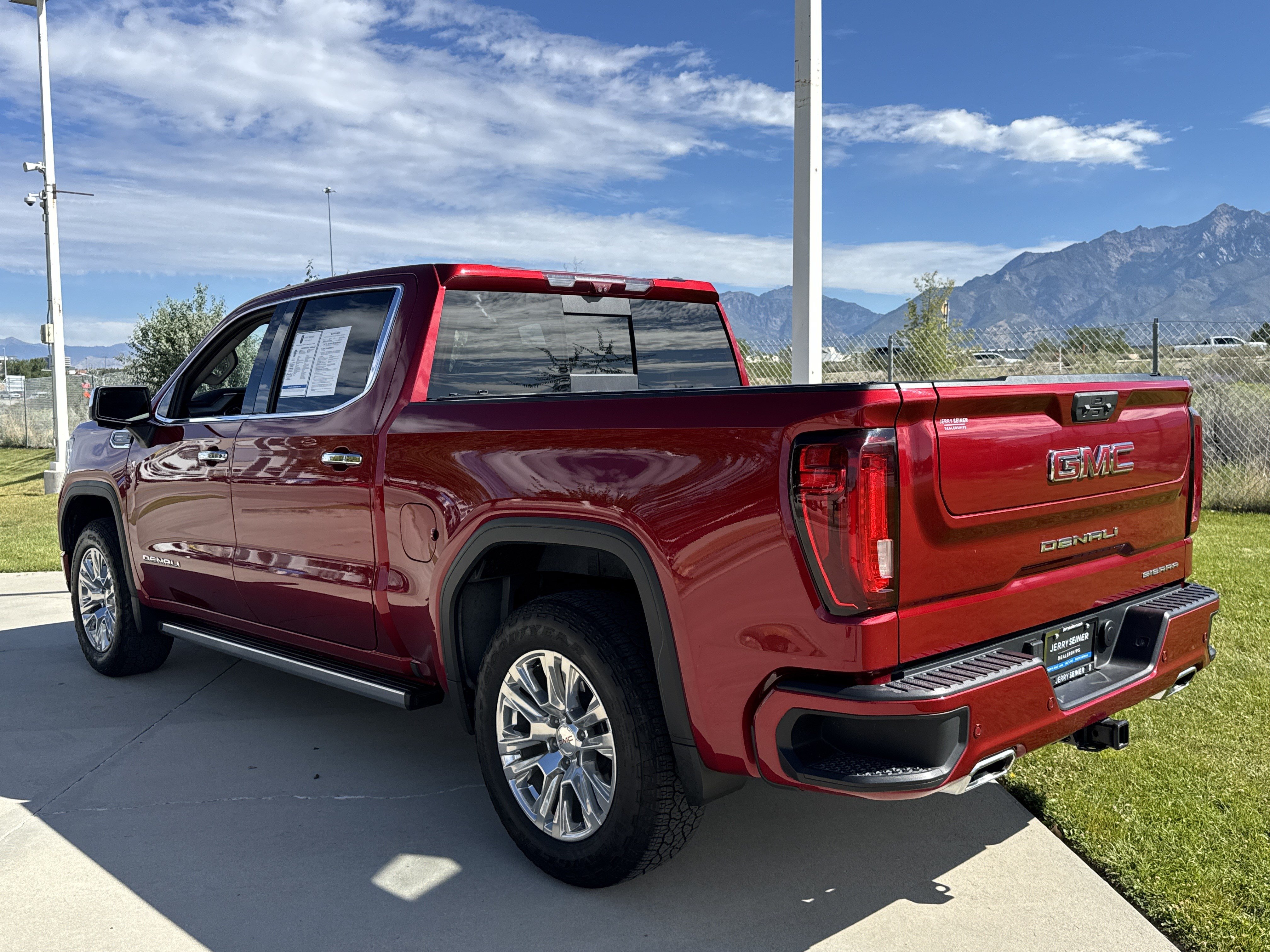 Used 2023 GMC Sierra 1500 Denali w/ Technology Package AWD/4WD image 3