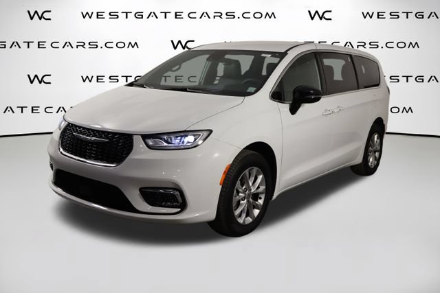 Used 2025 Chrysler Pacifica Select AWD/4WD image 1