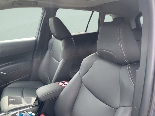 Used 2023 Toyota Corolla Cross XLE w/ Convenience Package image 19