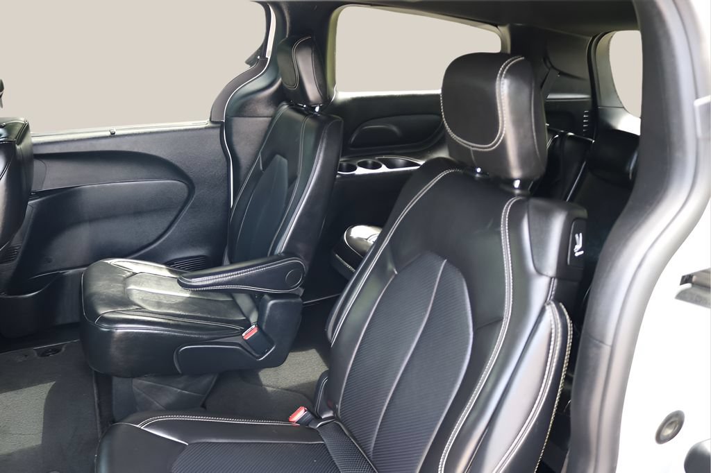 Used 2025 Chrysler Pacifica Select FWD image 16