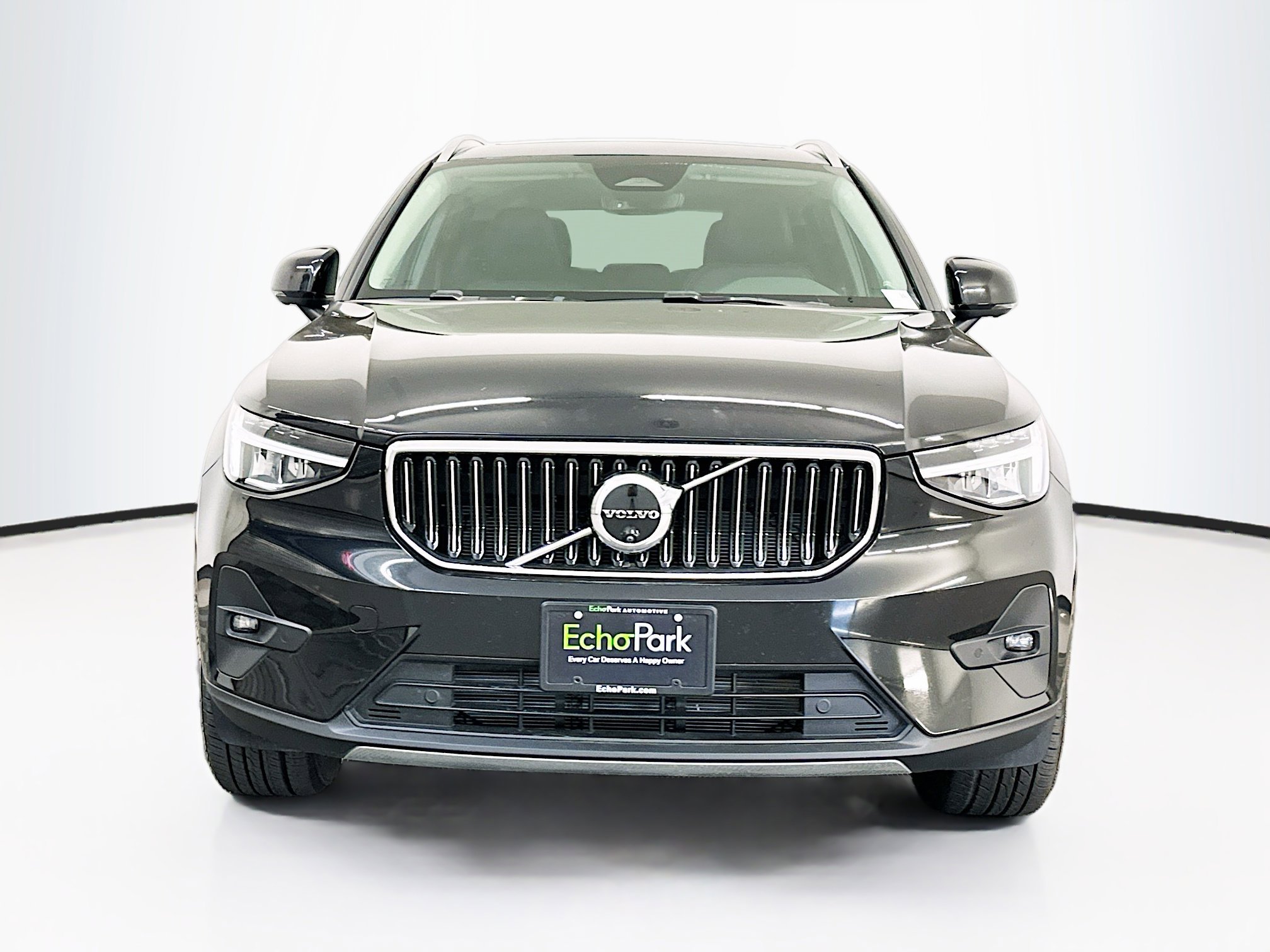 Used 2025 Volvo XC40 B5 Plus image 2