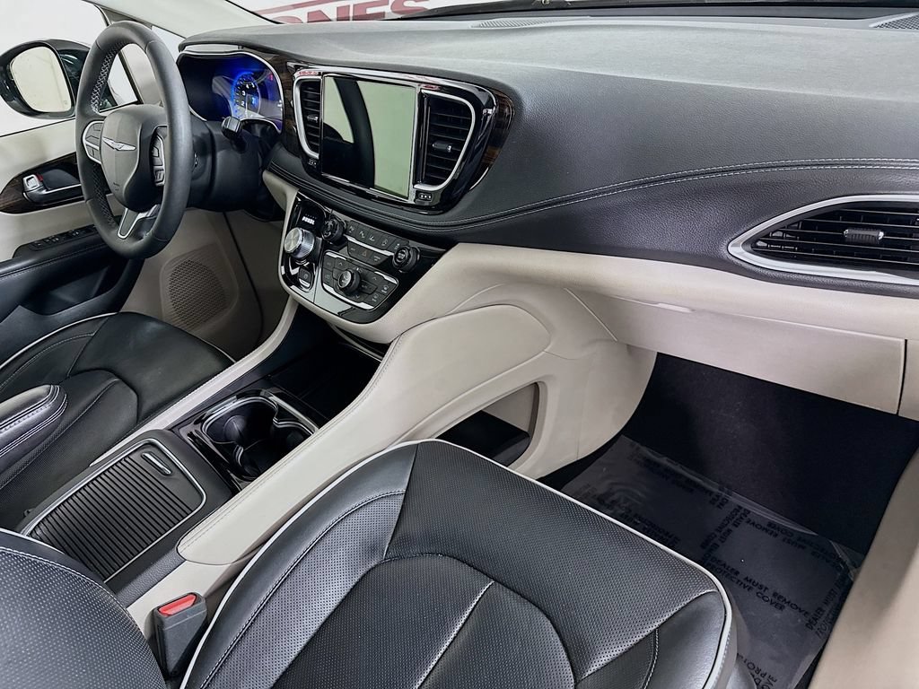Used 2023 Chrysler Pacifica Limited AWD/4WD image 35