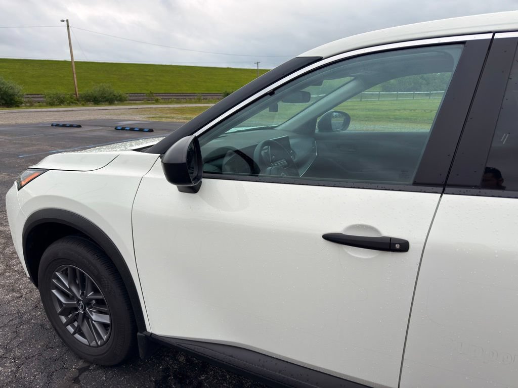 Used 2023 Nissan Rogue S AWD/4WD image 10