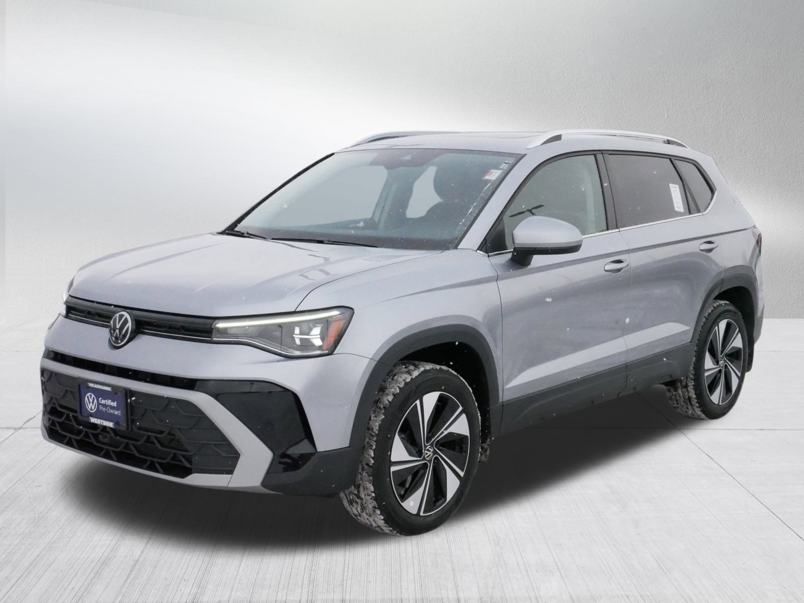 Certified 2025 Volkswagen Taos SE image 3